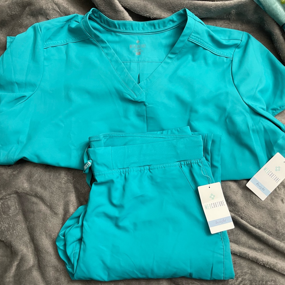 Med couture insight scrub set without tags. Top 3x and bottoms 2x